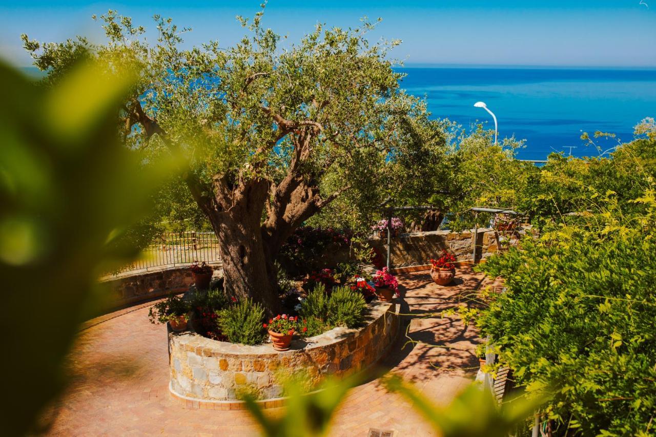 Residenza Golfo Degli Ulivi Aparthotel Caprioli Ngoại thất bức ảnh